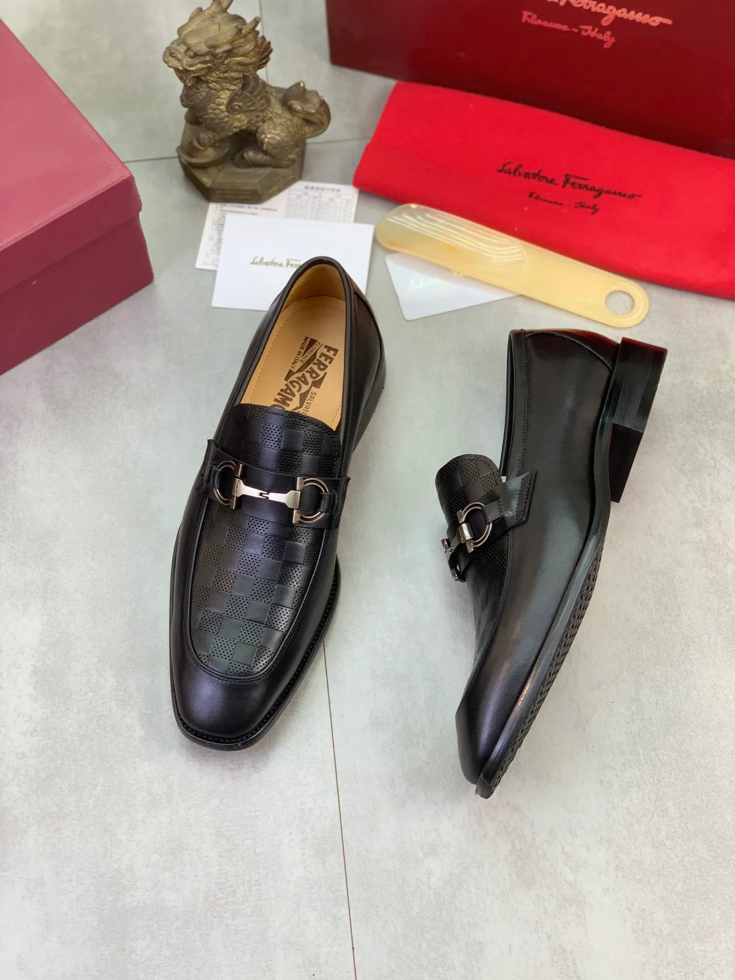 Men's Men's Shoes 💰P460💰[New Style] Water-dyed Niuli 🆘[Salvatore Ferragamo] Ferragamo's latest casual business leather shoes for men! Available at counters simultaneously! The fabric is made of specially imported original calfskin, and the interior is made of imported water-dyed cowhide. It is absolutely luxurious and leads the fashion trend. Matching code: 38-47 black optional